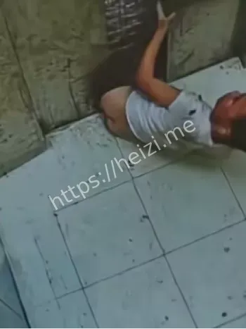 熊孩子扒门惨被卡