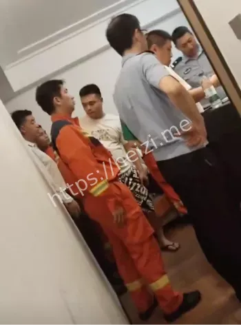 高楼窗外站