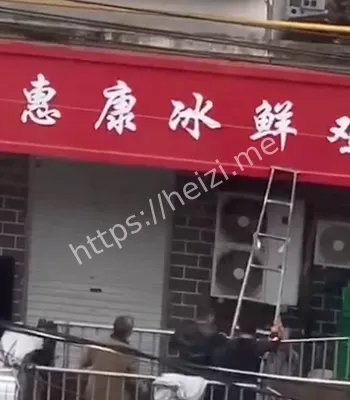 无名大哥攀墙救娃细节