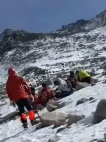 男子峰顶滑落视频