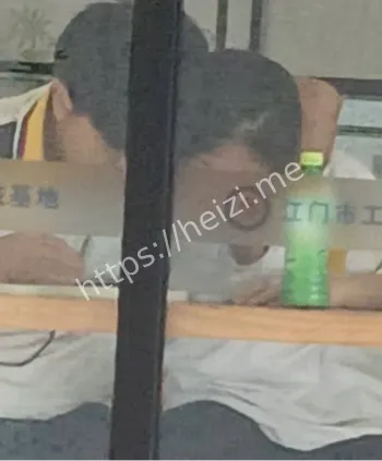 学校奶茶店早恋视频