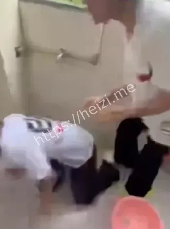 精神小妹群殴一女生