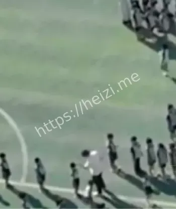 老师操场飞踹多名学生