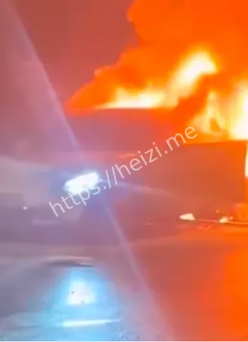 天府大道SU7失控起火