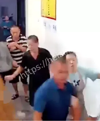 中年男子围殴