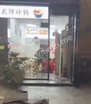 出门后无差别攻击路人