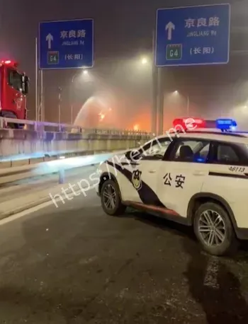 北京京良路吊车起火