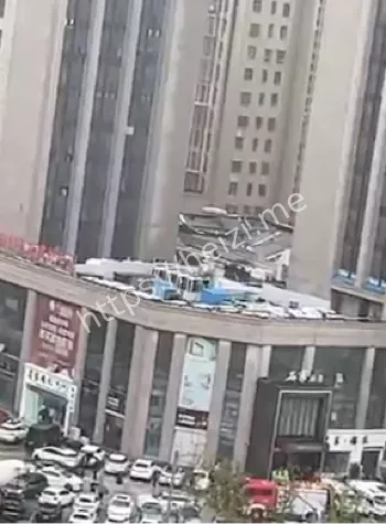 酒店三楼屋面倾塌