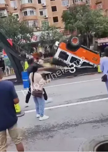 A柱严重变形