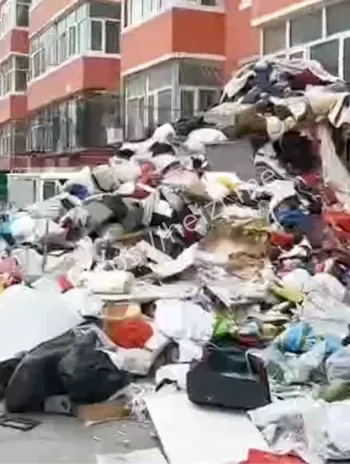 女婿清理垃圾车三趟拉不完过程