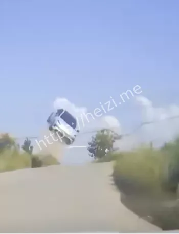 轿车翻滚撞广告牌