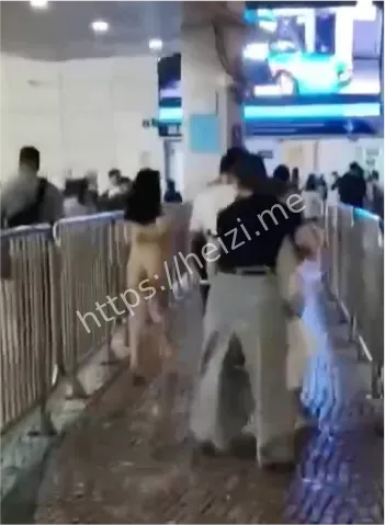 25岁女子扶梯跌倒受伤