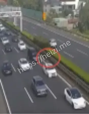 小男孩高速路边如厕追车迷失