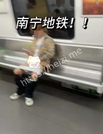 男子地铁当众不雅动作视频