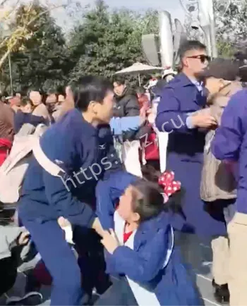 花车位置抢夺打架