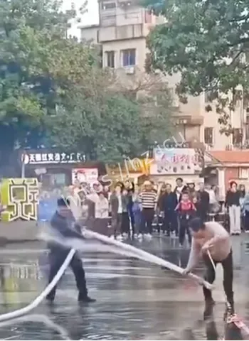 锐丰中心驱赶卖艺者事件