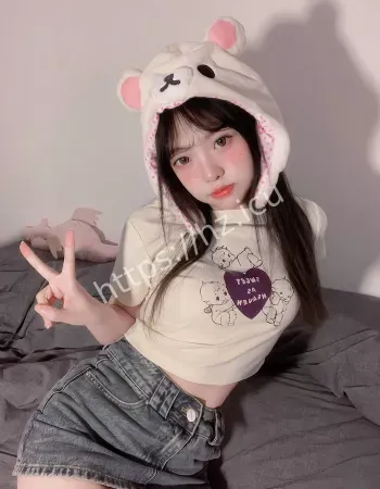 丸子头配粉扑腮红