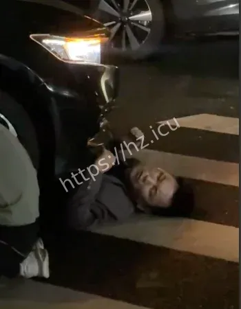 轿车碾压卡底哀嚎