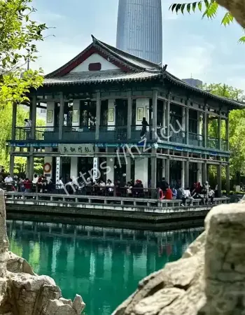 潭底的神秘空间