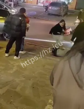 持砖头围殴