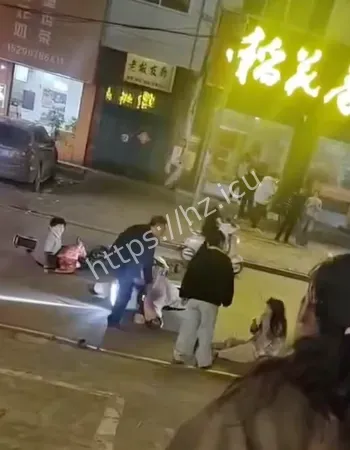 持砖头围殴