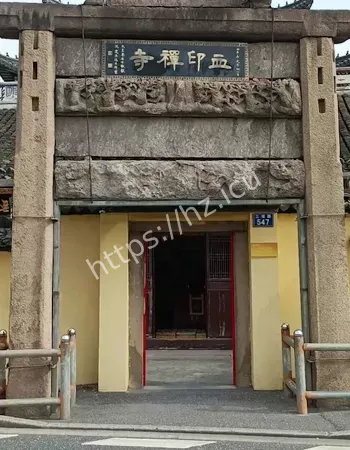 和尚为救被掳妇女舍身挡箭