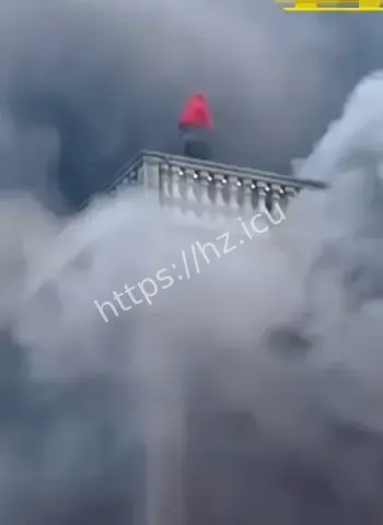 楼顶工人被浓烟烈焰包围