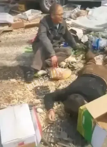 遭群众围殴拉下车狠踩