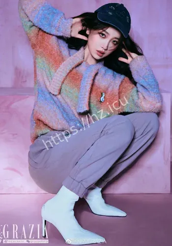 虞书欣穿白色吊带上衣公开