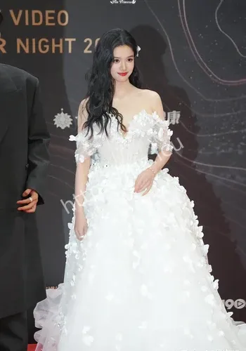 北影节红毯突降大雨最新进