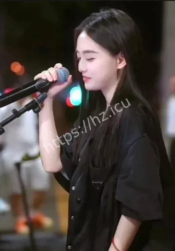 500万粉清纯人设崩塌