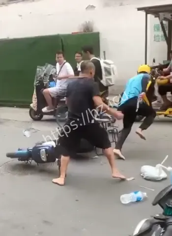 因电动车起冲突光脚互殴