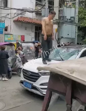 摩托男不满拥挤路段