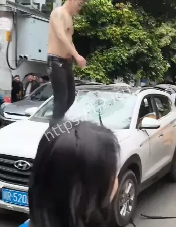 冲撞打砸小轿车