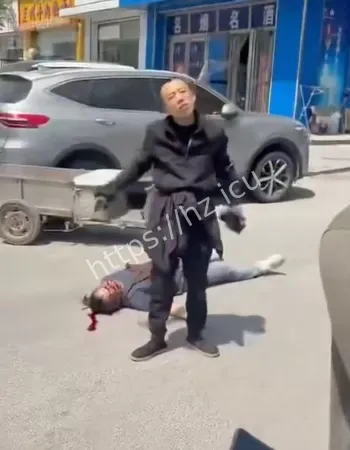 卖饼哥踢狗被扇耳光