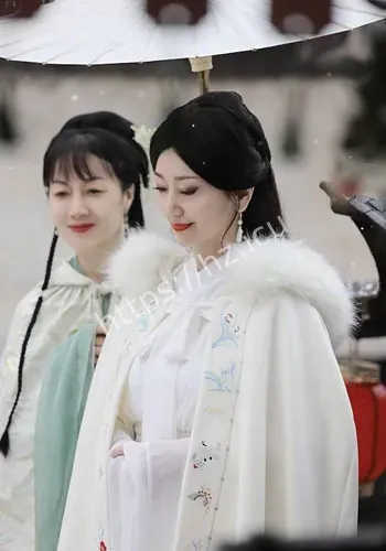 赵雅芝晒春雨天户外美照