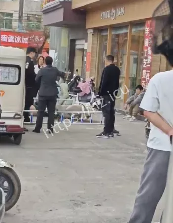 保安拦劫匪被剪刀捅