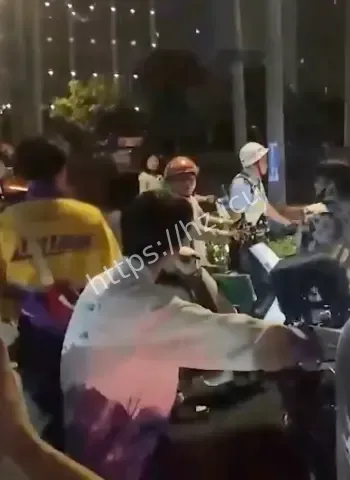 外卖小哥被女子骂