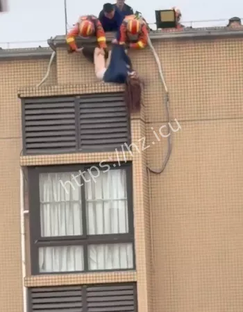 消防员英雄救美