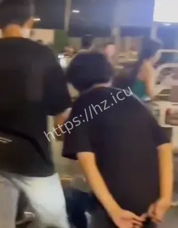 男友怒揍顾客