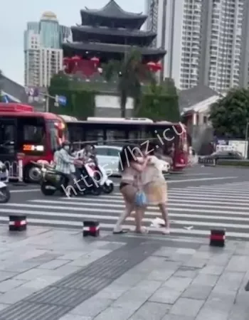 众人围观拍摄