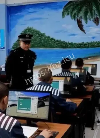 警嫂穿丝袜进牢房侍寝