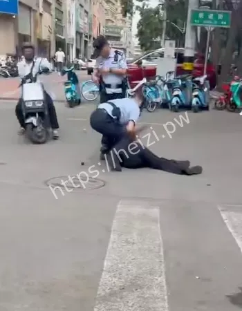 与民警对持