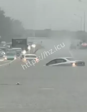 暴雨袭城