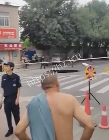 东王佐公交站惊现巨坑