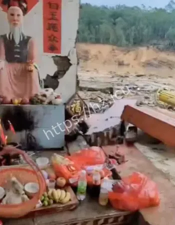 洪水冲毁土地庙